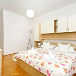 16 * Makarska